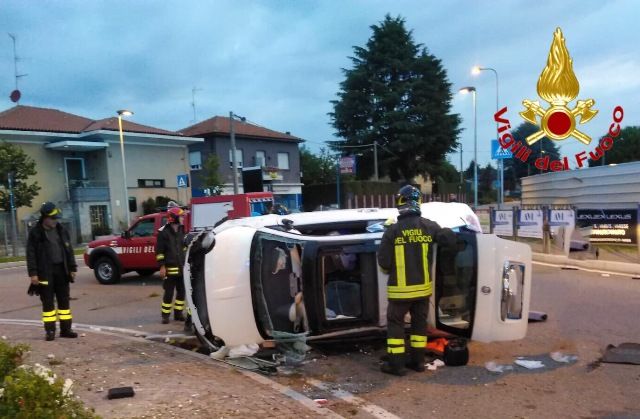 Schianto nella notte, abbatte il monumento sulla rotonda con l'auto: grave un ragazzo di 23 anni Schianto nella notte, abbatte il monumento sulla rotonda con l'auto: grave un ragazzo di 23 anni