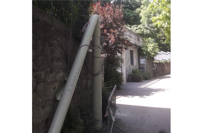 Palo dell’Enel rotto da ottobre e i residenti della Rasa scrivono al sindaco