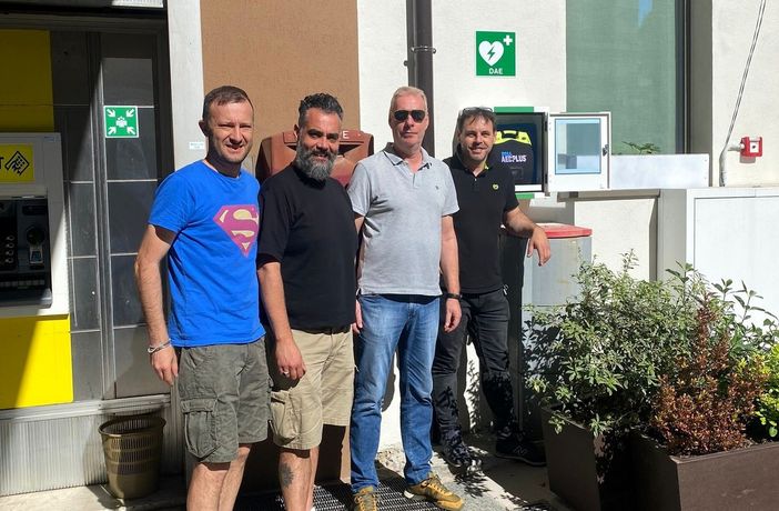 Il defibrillatore posato a Casorate Sempione(foto da Facebook) Il defibrillatore posato a Casorate Sempione(foto da Facebook)