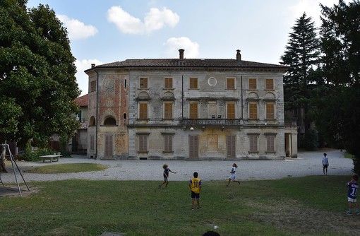 Il parco di Villa Borromeo, dove domenica verrà inaugurata la pista da pattinaggio