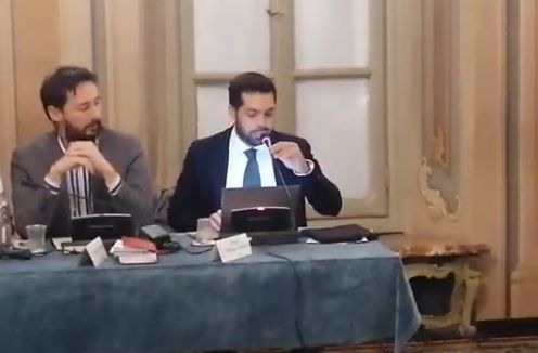 VIDEO. Varese, Clerici torna in consiglio a modo suo: «Basta sconti a questa maggioranza». Ma Crugnola lo omaggia con una scatola di sardine