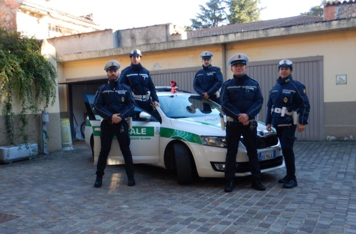 Sulle autopattuglie un nastro rosso per esprimere solidarietà alle vittime di violenza Sulle autopattuglie un nastro rosso per esprimere solidarietà alle vittime di violenza