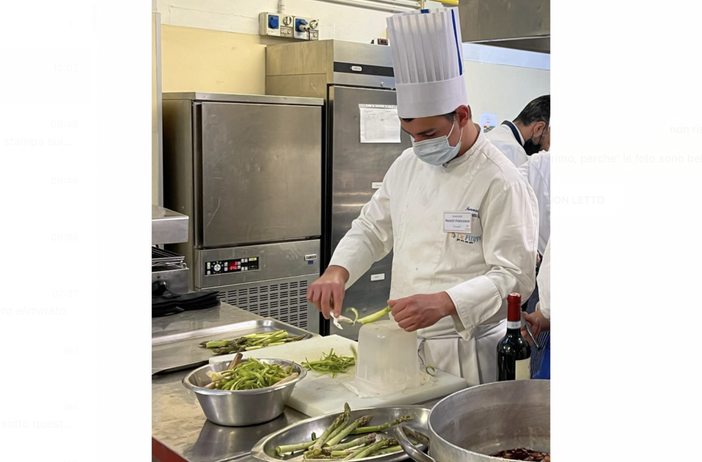 Francesco Peretti all'opera in cucina al De Filippi Francesco Peretti all'opera in cucina al De Filippi