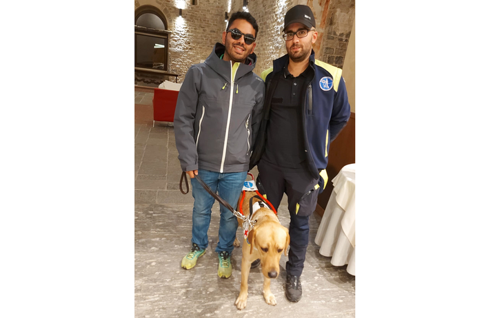 Il Lions Varese Prealpi consegna un labrador per scortare Mauro nel traffico Il Lions Varese Prealpi consegna un labrador per scortare Mauro nel traffico