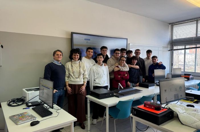 La classe 5a C dell’Istituto ISS Geymonat di Tradate, medaglia d'oro di Latuaideadimpresa La classe 5a C dell’Istituto ISS Geymonat di Tradate, medaglia d'oro di Latuaideadimpresa