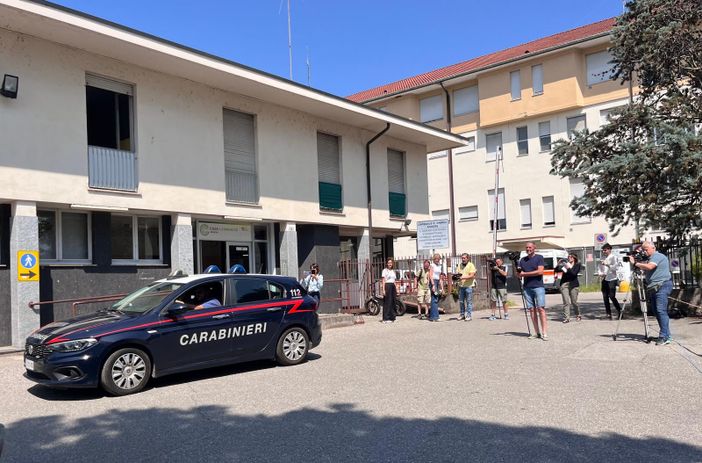 I carabinieri davanti all'ospedale di Angera