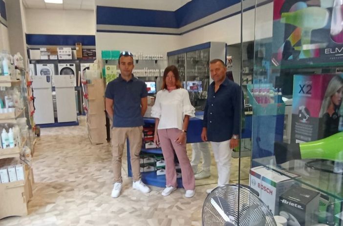 La famiglia Lanteri che gestisce l'omonimo negozio a Laveno Mombello La famiglia Lanteri che gestisce l'omonimo negozio a Laveno Mombello