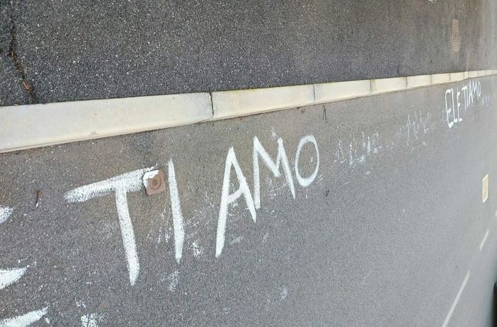 Le scritte comparse sui muri di Origgio nella foto da IlSaronno.it