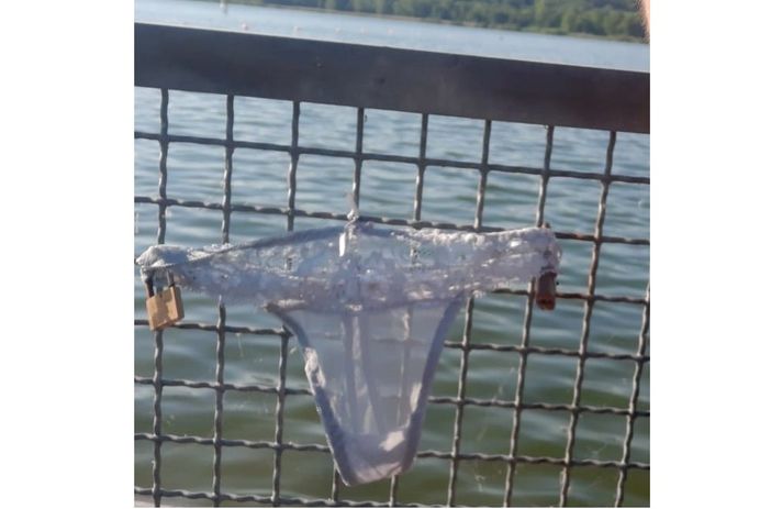 Mutandine appese al posto dei lucchetti, la lingerie nuovo simbolo dell'amore eterno