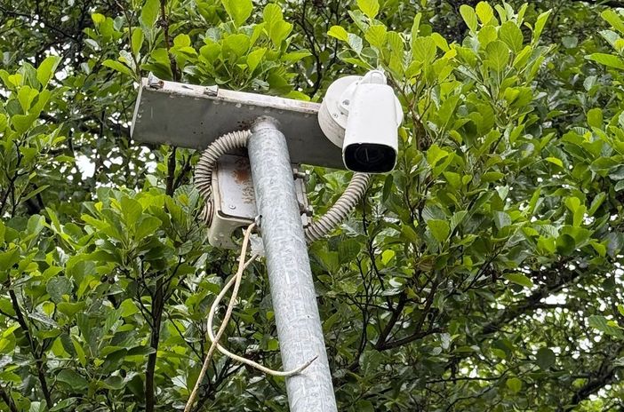 La nuova telecamera sul pontile di Cadrezzate distrutta dai vandali