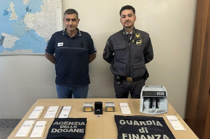 Finti turisti fermati in dogana: in auto nascondevano sette lingotti d'oro e un anello con dodici diamanti Finti turisti fermati in dogana: in auto nascondevano sette lingotti d'oro e un anello con dodici diamanti