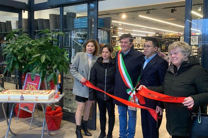 Il taglio del nastro del nuovo megastore Max Factory ad Albizzate