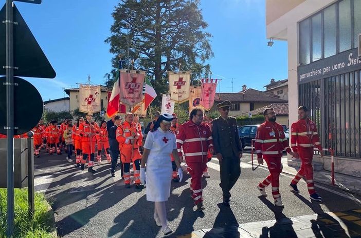 Il corteo del Sos Malnate per le vie della città in una foto dalla pagina Facebook della sindaca Bellifemine Il corteo del Sos Malnate per le vie della città in una foto dalla pagina Facebook della sindaca Bellifemine