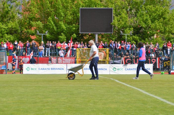La surreale immagine di un addetto della Folgore Caratese con carriola in mezzo al campo prima della finale playout, mentre erano in corso gli scavi sulla linea di porta per alzare la traversa La surreale immagine di un addetto della Folgore Caratese con carriola in mezzo al campo prima della finale playout, mentre erano in corso gli scavi sulla linea di porta per alzare la traversa