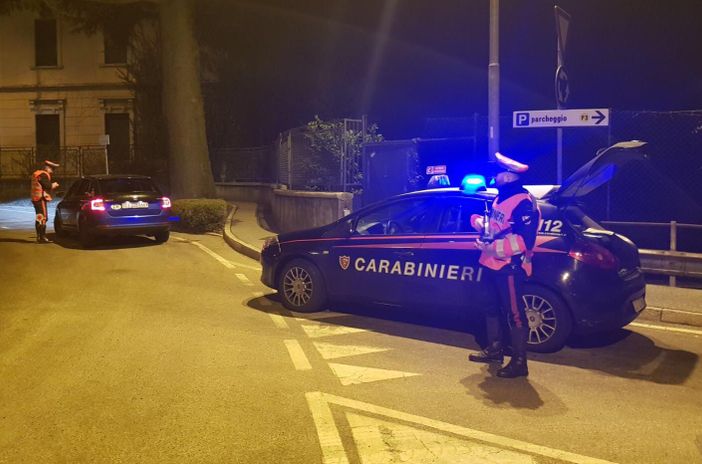 Un posto di blocco dei carabinieri di Luino Un posto di blocco dei carabinieri di Luino