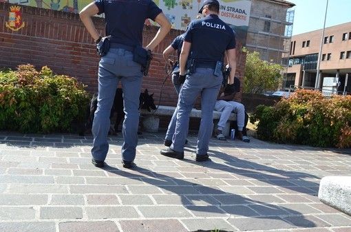 Uno dei recenti controlli della polizia in piazza Repubblica a Varese