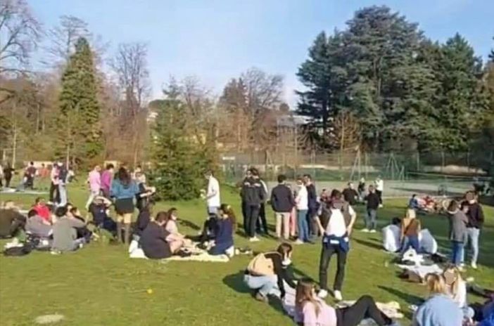 La foto degli assembramenti di domenica scorsa postata in mattinata da Zanzi La foto degli assembramenti di domenica scorsa postata in mattinata da Zanzi