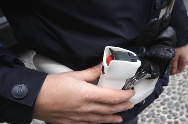 Sempre più aggressioni e la polizia locale impara ad usare bastoni e spray al peperoncino Sempre più aggressioni e la polizia locale impara ad usare bastoni e spray al peperoncino