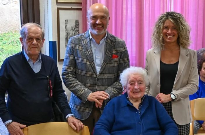 La festeggiata Regina riva tra il sindaco di Brebbia Brughera e il sindaco di Besozzo Coghetto (foto dalla pagina Facebook del Comune di Brebbia) La festeggiata Regina riva tra il sindaco di Brebbia Brughera e il sindaco di Besozzo Coghetto (foto dalla pagina Facebook del Comune di Brebbia)