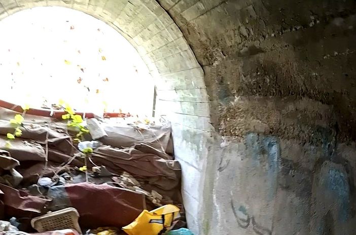 Rifiuti abbandonati nella zona del sottopasso autostradale di Castronno (foto di Marco Saugo) Rifiuti abbandonati nella zona del sottopasso autostradale di Castronno (foto di Marco Saugo)