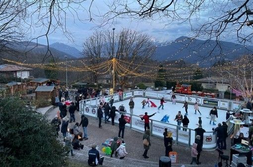 La pista di pattinaggio su ghiaccio di Cuasso al Monte che sarà teatro di uno spettacolo con Laudadio e il sindaco Bonora