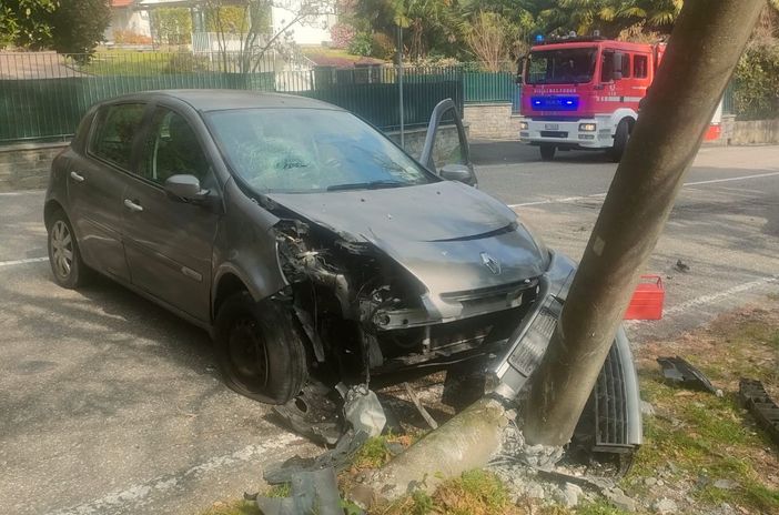 FOTO. Va a sbattere con l'auto contro un palo della luce: ferito a Varese un 55enne FOTO. Va a sbattere con l'auto contro un palo della luce: ferito a Varese un 55enne