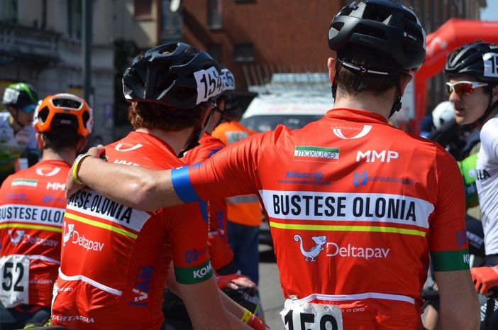 Felicità è una bici (con un libro). Busto e la Valle corrono verso il futuro Felicità è una bici (con un libro). Busto e la Valle corrono verso il futuro