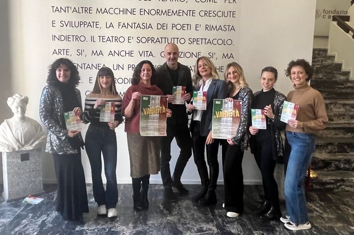 VIDEO. La Busto che produce sul palco. «Spettatori, scatenatevi con noi (in paillettes)»