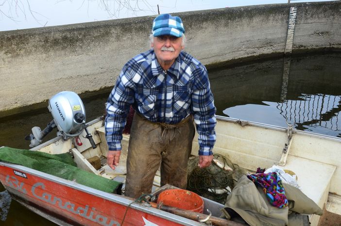 Luigi Giorgetti, detto il Negus, sulla sua barca a Cazzago