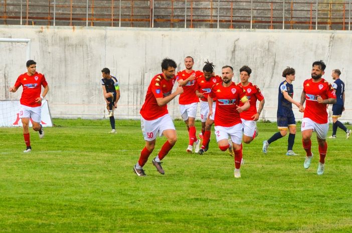 Capitan Vitofrancesco dopo il gol al Chisola (foto Ezio Macchi)