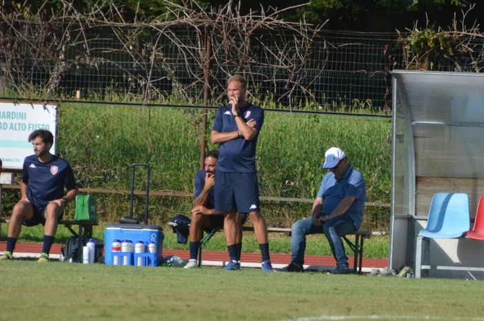 Mister Ciceri osserva il suo Varese (foto Ezio Macchi)