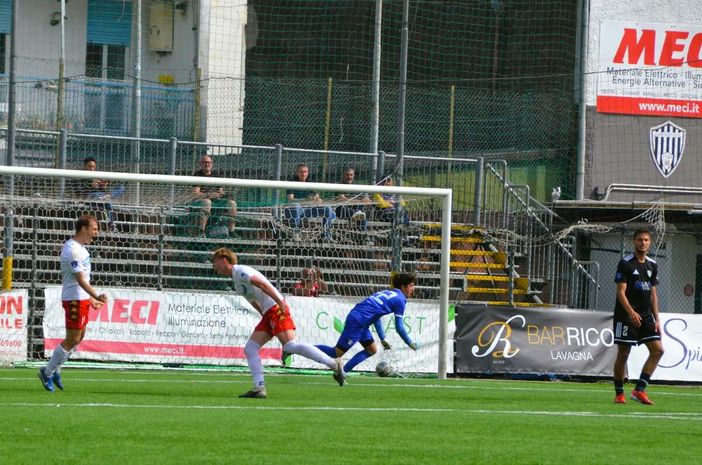 Nella foto Ezio Macchi a destra Orso Maria De Ponti, uno dei migliori dell'ultima stagione biancorossa, subito dopo aver realizzato il gol del 2-1 nell'ultima giornata a Lavagna va a prendersi l'abbraccio di Cogliati