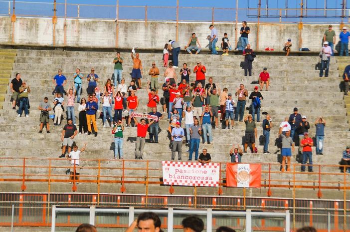 Il pubblico dei distinti in piedi ad applaudire a fine gara (foto Ezio Macchi)