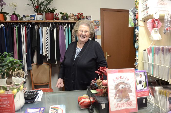 «Tiro giù la cler e addio». Ma intanto Emily è sempre lì, da 35 anni dietro la vetrina più colorata di Varese