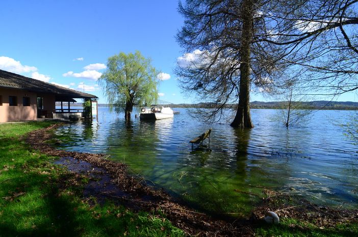 L'Isolino invaso dalle acque del lago e abbandonato a sé stesso: forse è meglio così, la natura se lo riprende a poco a poco, l’uomo in fondo è solo un impiccio (foto Mario Chiodetti)