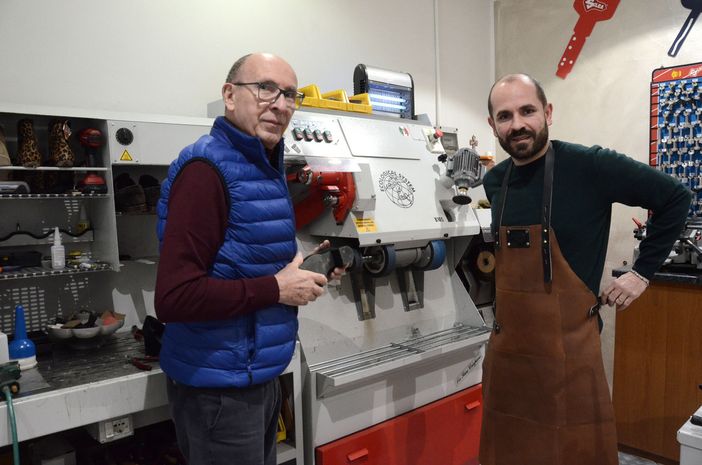 Vincenzo Modelfino e il figlio Stefano nella bottega “Le Cordonnier” di via Ugo Foscolo a Varese