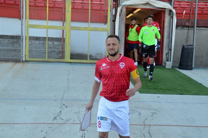 Donato Disabato si è ripreso il Varese e la fascia (foto Ezio Macchi)