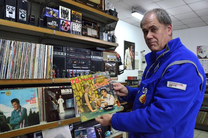 In via Sanvito il benzinaio melomane trasforma il distributore in un museo della musica: «Una passione di famiglia»