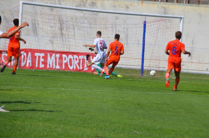 Giovanni Foschiani, classe 2003, in gol un anno fa nel 3-1 del Varese all'Alcione (foto Ezio Macchi)
