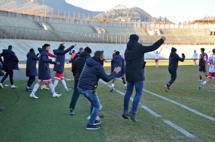 Il Varese espugna il Franco Ossola (foto Ezio Macchi): sotto nella gallery la curva tifa all'esterno dei distinti Il Varese espugna il Franco Ossola (foto Ezio Macchi): sotto nella gallery la curva tifa all'esterno dei distinti