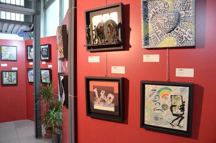 In via Avegno 11, nel cuore di Varese, le sale di quello che un tempo era il Credito Varesino si sono trasformate in spazi espositivi per la mostra “40 espressioni d’autore” aperta da sabato 10 febbraio