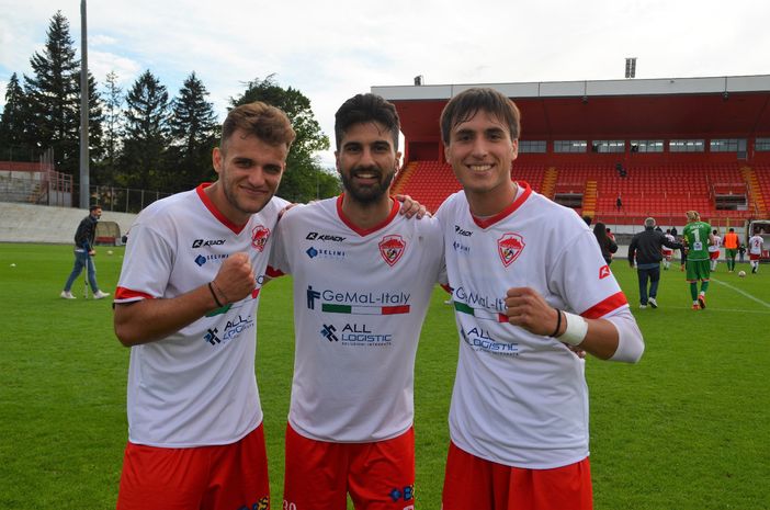 Parpinel, Aprile e Nicastri in mezzo al campo dopo il 3-1 al Legnano (foto Ezio Macchi) Parpinel, Aprile e Nicastri in mezzo al campo dopo il 3-1 al Legnano (foto Ezio Macchi)