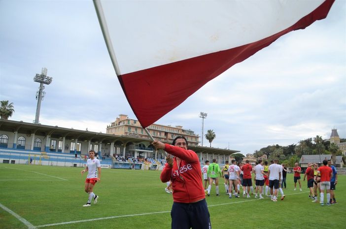 Porro sventola un bandierone biancorosso sotto i tifosi dopo i playoff vinti a Sanremo: questo è lo spirito della salvezza (foto Ezio Macchi) Porro sventola un bandierone biancorosso sotto i tifosi dopo i playoff vinti a Sanremo: questo è lo spirito della salvezza (foto Ezio Macchi)