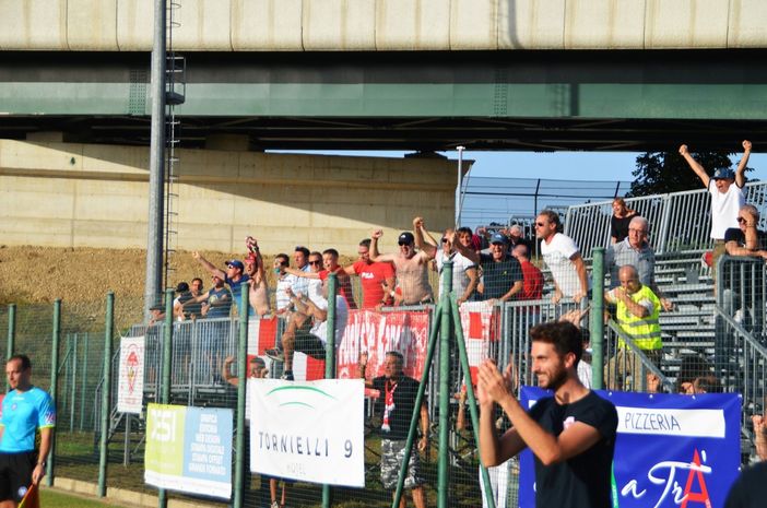 La tribuna scoperta con i tifosi del Varese impazziti di gioia: la squadra li ha applauditi, così come i molti sostenitori varesini in tribuna coperta, sia prima che dopo la partita (foto e gallery di Ezio Macchi) La tribuna scoperta con i tifosi del Varese impazziti di gioia: la squadra li ha applauditi, così come i molti sostenitori varesini in tribuna coperta, sia prima che dopo la partita (foto e gallery di Ezio Macchi)