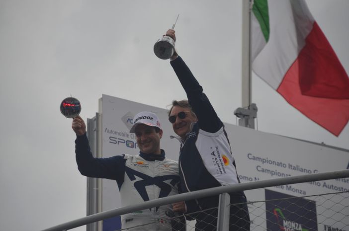 Salvatore Tavano e Tarcisio Bernasconi festeggiano la vittoria in Gara 2. Nella gallery, alcuni scatti di Maurizio Rigato. Salvatore Tavano e Tarcisio Bernasconi festeggiano la vittoria in Gara 2. Nella gallery, alcuni scatti di Maurizio Rigato.