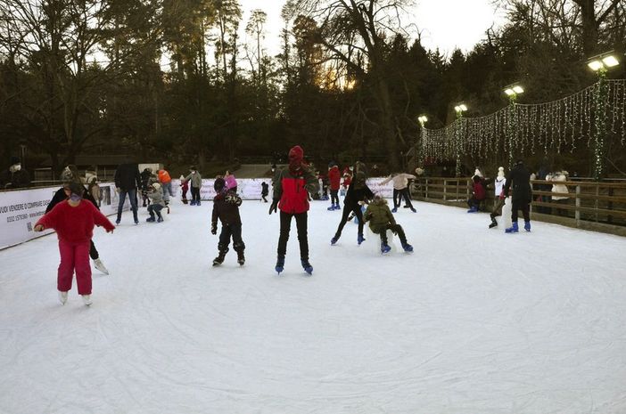 La pista di pattinaggio ai Giardini Estensi sarà aperta sino a domenica 15 gennaio La pista di pattinaggio ai Giardini Estensi sarà aperta sino a domenica 15 gennaio