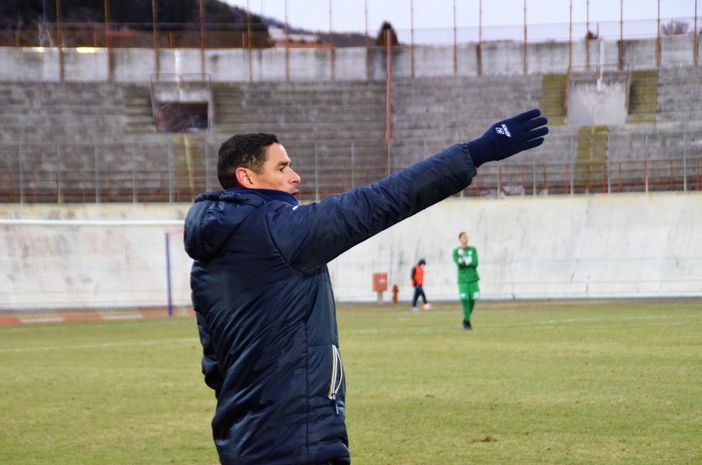 Neto in panchina dopo l'espulsione di Ezio Rossi e sotto, all'inizio della gallery, Giulio Ebagua "accompagna" fuori dal campo il signor Cristiano Ursini di Pescara (foto Ezio Macchi)