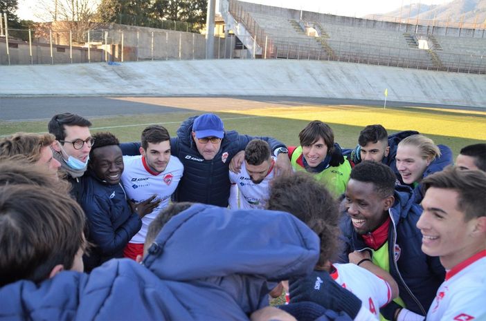Nella foto di Ezio Macchi la forza del gruppo biancorosso riunito in mezzo al campo insieme al mister dopo la prima vittoria a Masnago