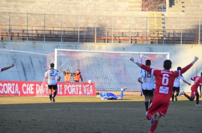 Mamah-gol fa impazzire Masnago (foto Ezio Macchi) Mamah-gol fa impazzire Masnago (foto Ezio Macchi)