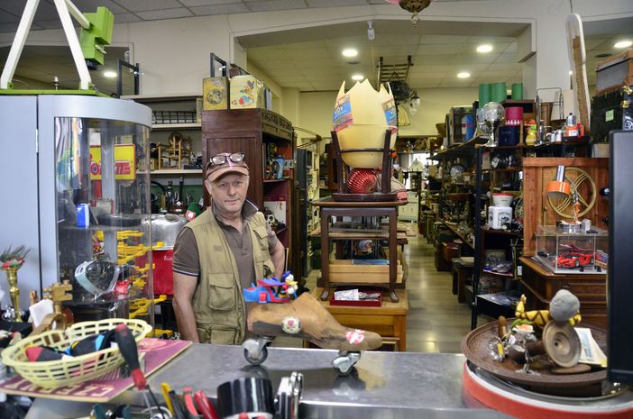FOTO - Quel mercatino dell’usato a Bosto è un mondo per eterni bambini. «Altro che Ikea... qui le cose durano per sempre»